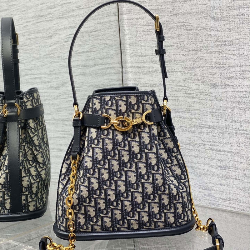 D*or bucket bags